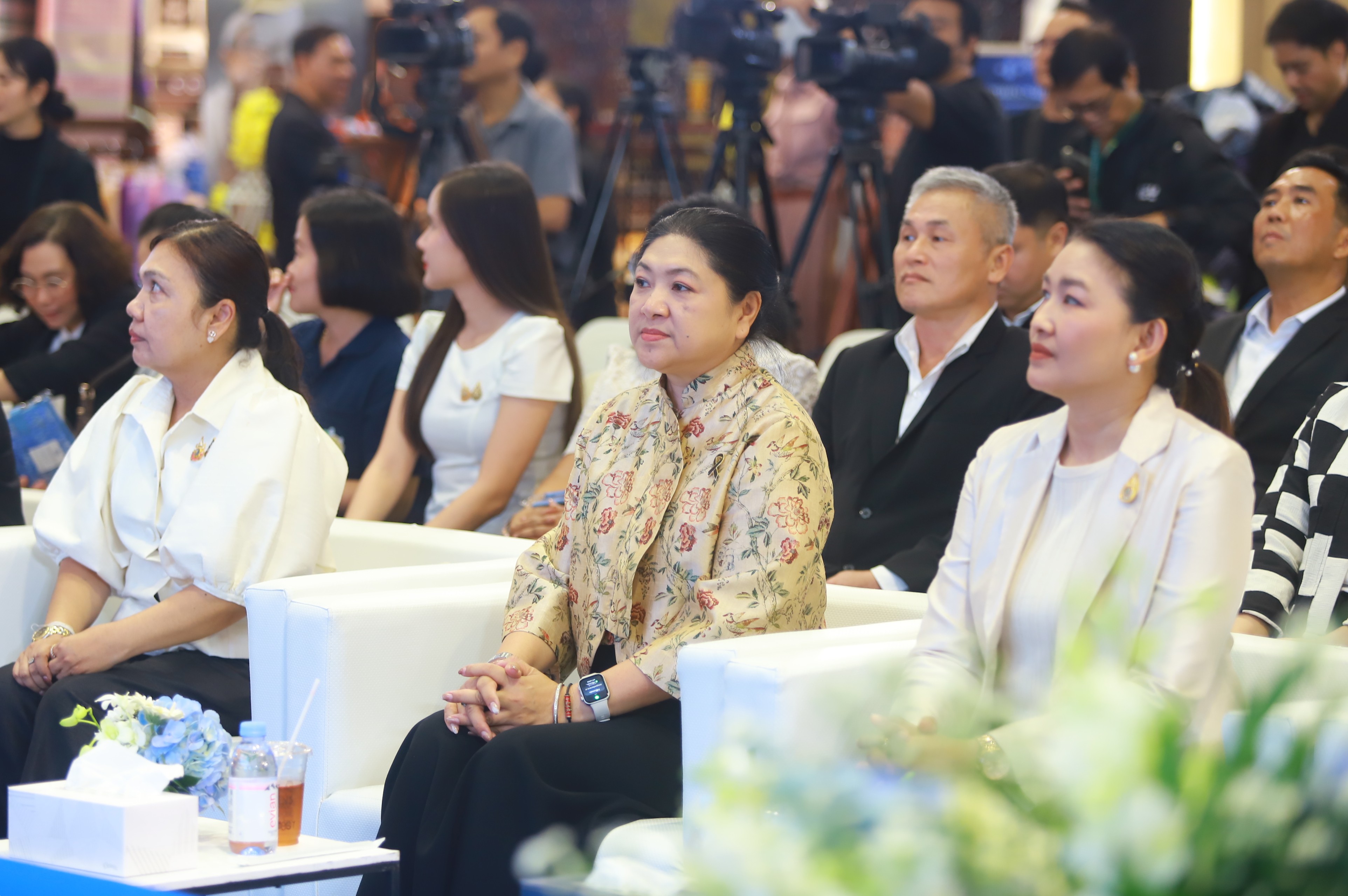 title - ส.ป.ก. ร่วมพิธีเปิดงานหม่อนไหมสัญจร ณ กรุงเทพมหานครและจังหวัดนนทบุรี ครั้งที่ 1 ชูนโยบาย ตลาดนำการผลิต เพิ่มช่องทางจำหน่าย สร้างรายได้เกษตรกร